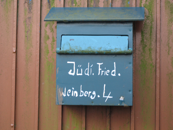 Am Eingang zum jüdischen Friedhof. Fotografie: Ulrike Schrader
